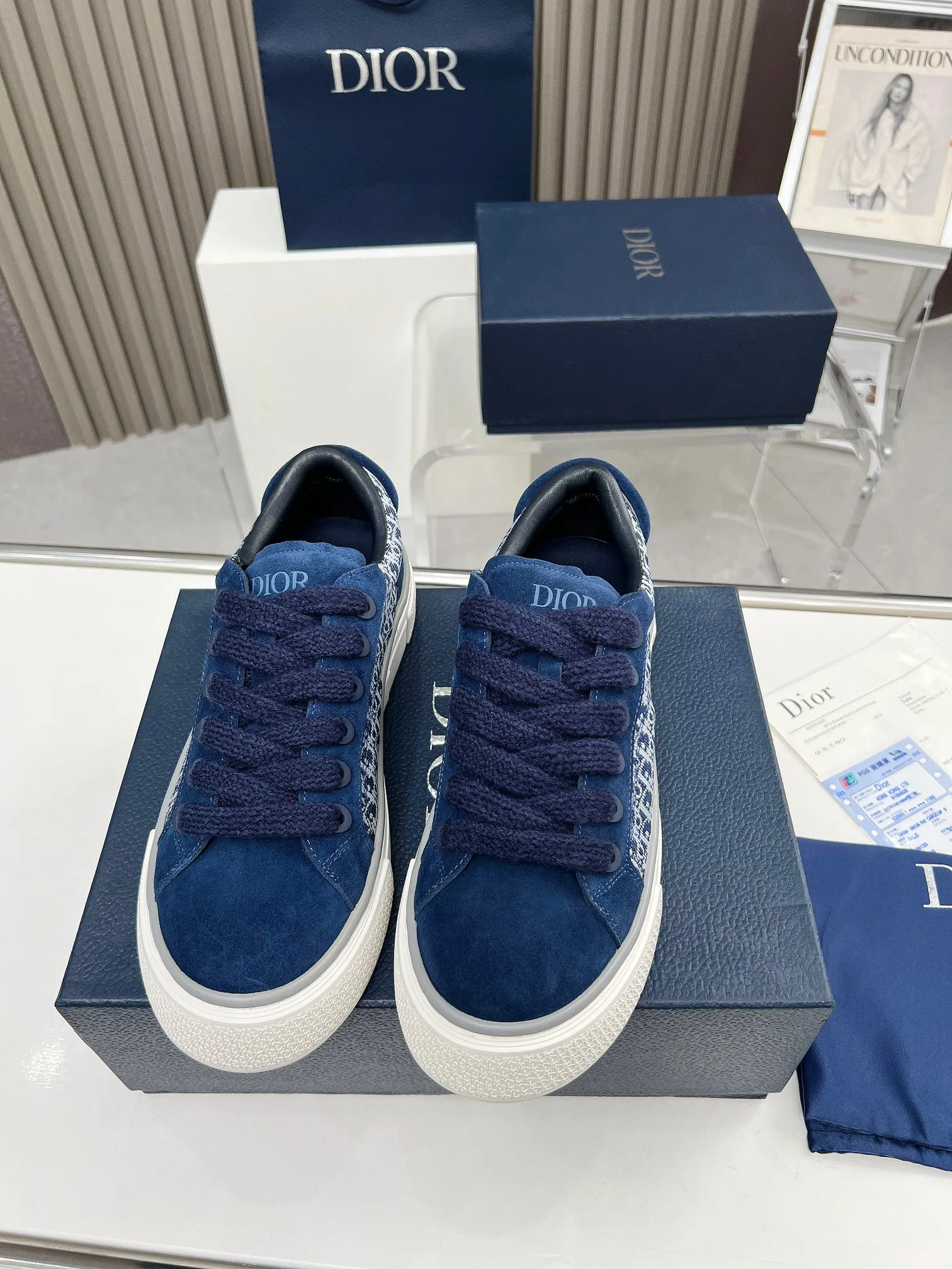 👟👟Ex-factory price👟👟Ex-factory price 560👟👟 DIOR Dior B33 sneakers, gray and white jacquard fabrics with gray high mercerized suede cowhide, new products for autumn 2023, reinterpreting classic tennis shoes, the fashionable silhouette highlights the thickness. Crafted from gray and white jacquard with Oblique print and suede panels, it has a distinctive padded tongue embellished with an embossed Dior signature, wide pink mohair laces and brass eyelets with a matte gray finish. The cream-white Dior Oblique patterned rubber sole, enhanced by the contrasting Dior 30 Avenue Montaigne signature on the rear, will add style to casual looks. Size: Women's 35-40 (34, 41 customized, non-refundable) Men's 39-45 (38, 46 customized, non-refundable)